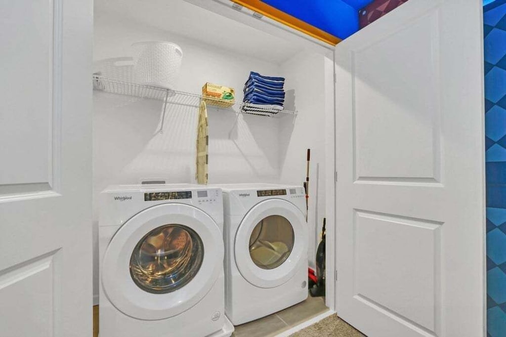 5 Bed 4.5 Bath Townhouse W/ Pool Solara 2307dist 5 Bedroom Townhouse