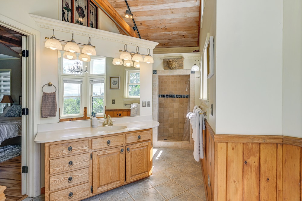5-story Group Getaway w/ Game Room in Franklin!