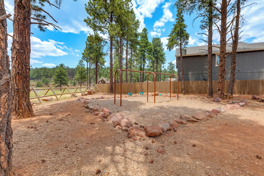 Walk to Flagstaff Urban Trails System: Cozy Home