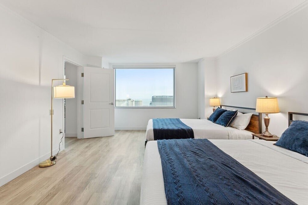 TWO Adjacent Spacious Cozysuites on the Boardwalk photo 5