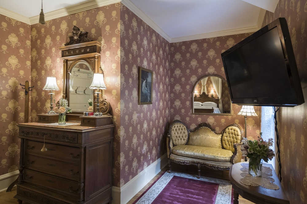 Thorp House Inn & Cottages