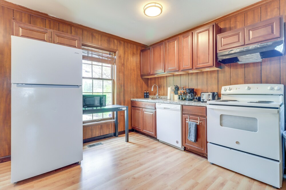 7 Mi to Downtown: Cozy West Toledo Apt w/ Yard