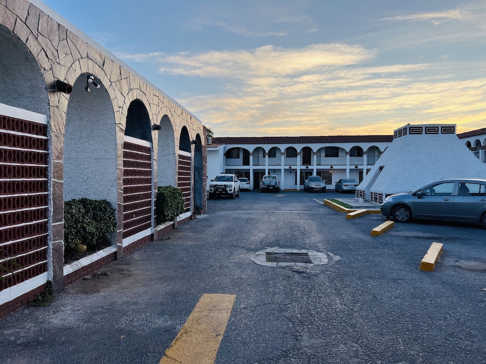 Nuevo Laredo Vacations - Hotel  Suites Hacienda Santa Maria - Property Image 11