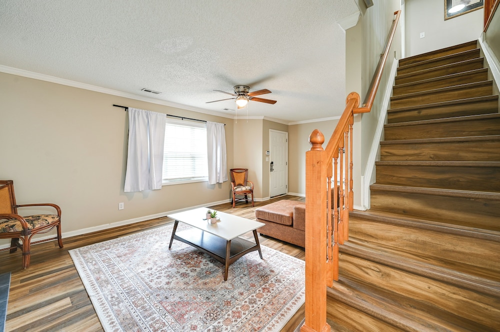 6 Mi to Med District: Greenville Home w/ Yard