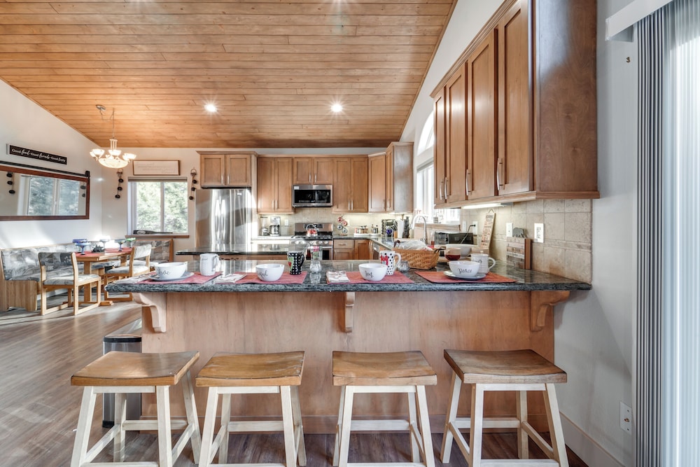 Near Downhill Ski Resort! Hot Tub Haven in Truckee