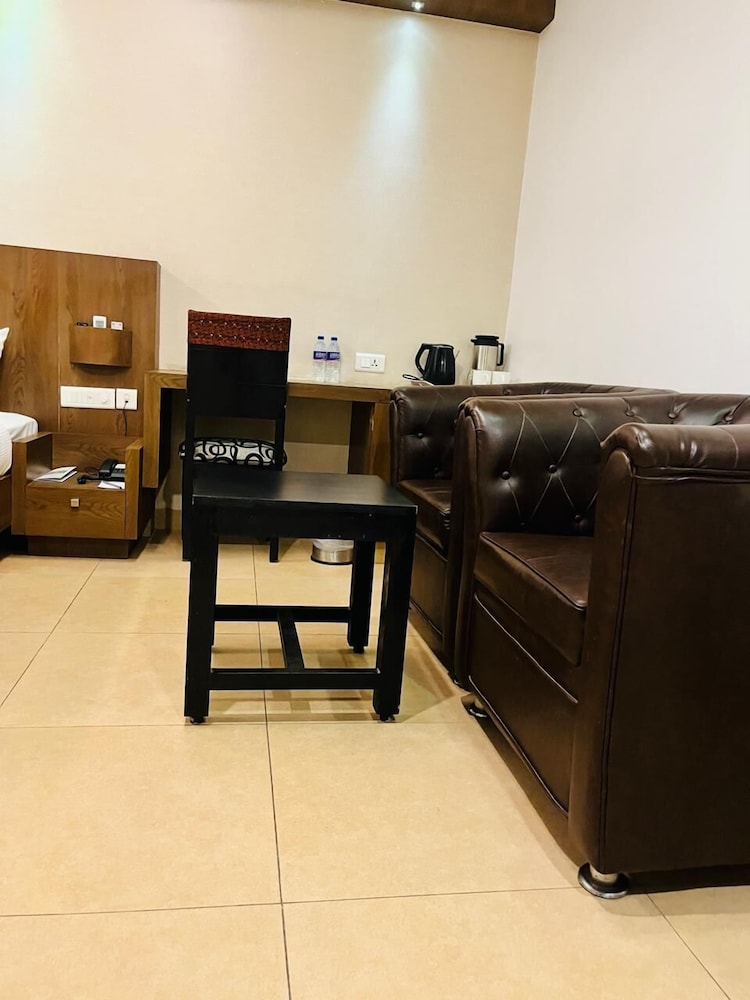 PLA RATHNA RESIDENCY