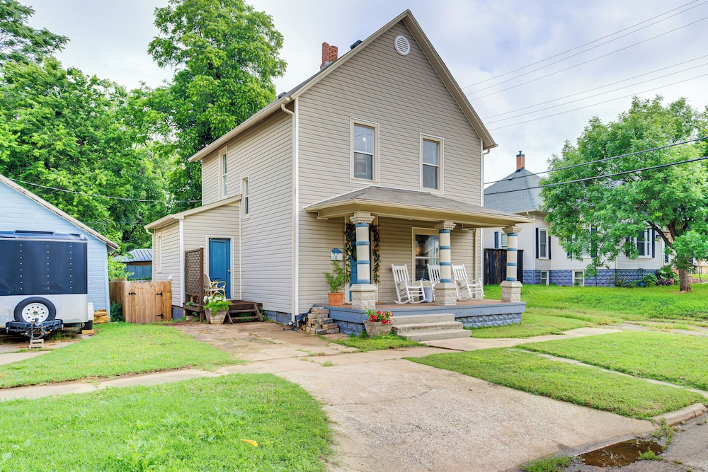 Walk to Downtown: Historic Guthrie Home on Mansur