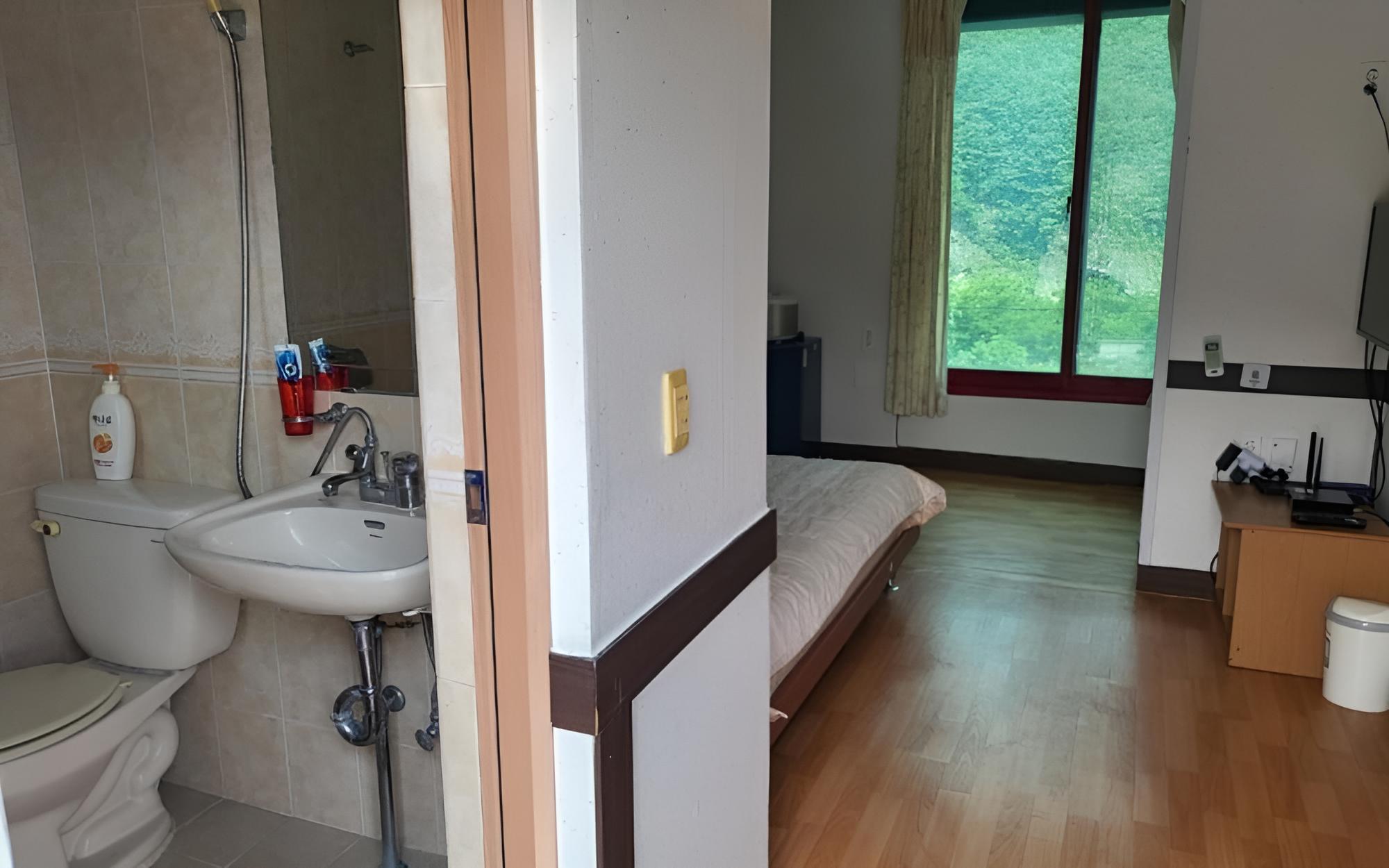 Yeongwol Donggang Close Pension