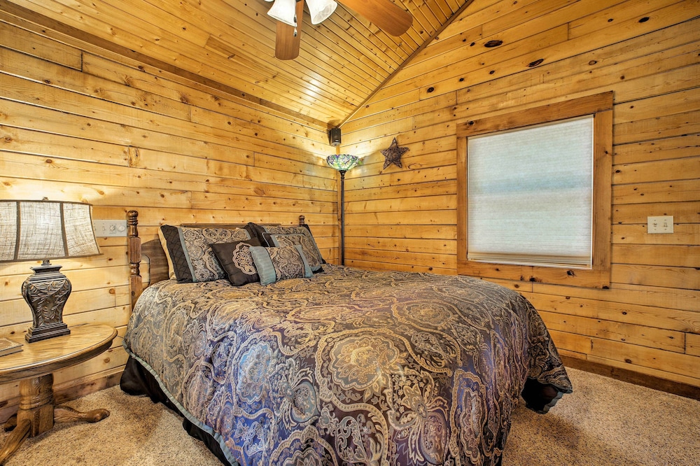 Studio w/ Mtn Views, 1 Mi to Thorncrown Chapel! view 4