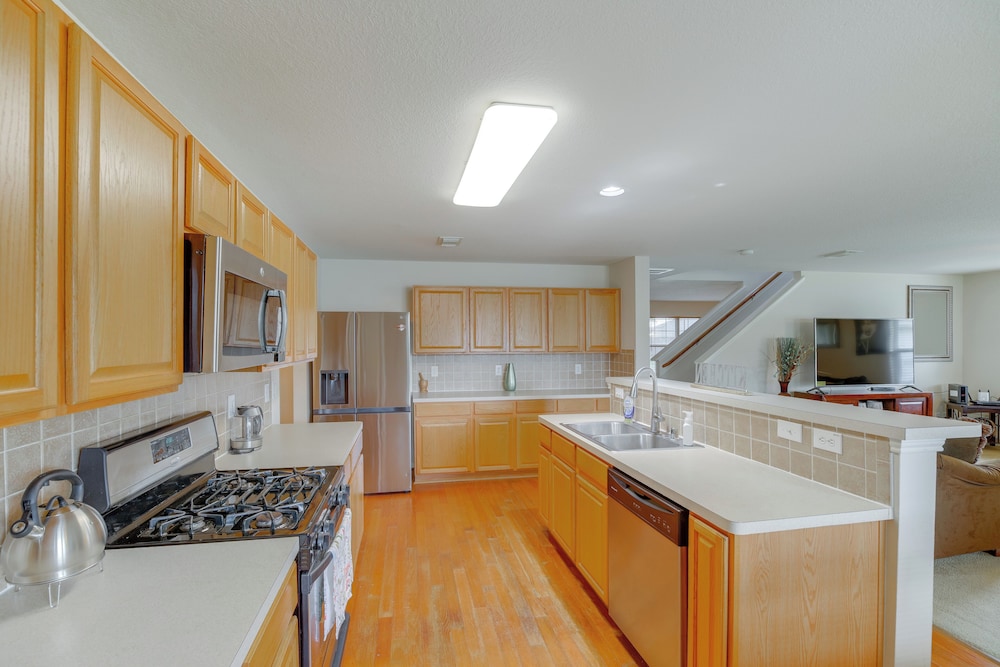 7 Mi to Downtown Baytown: Spacious Home w/ Yard