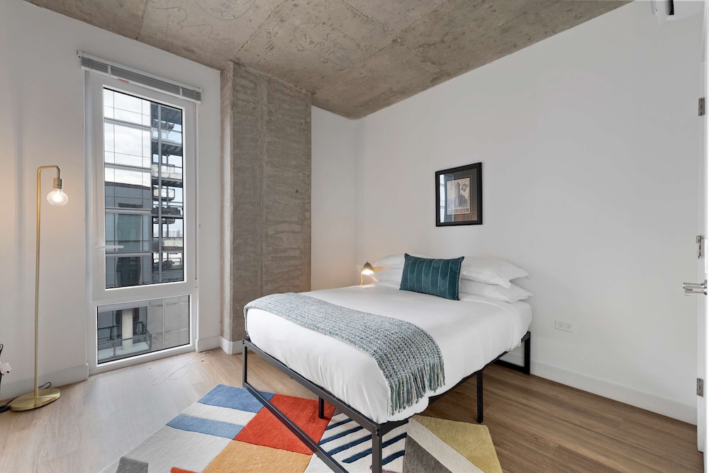 Modern 4BR Free Pkg Near Train Dining
