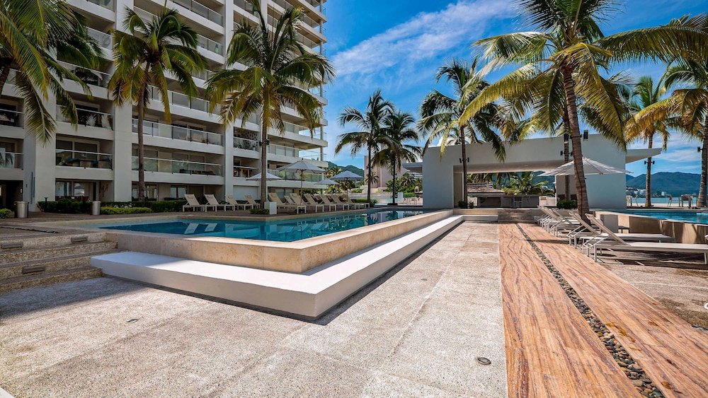Gorgeous 1BR Condo With Pools Sea Views