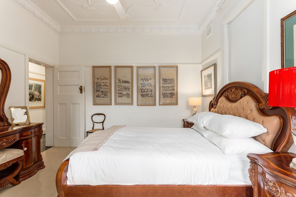 Eclectic Art Deco Apartment in Great Location