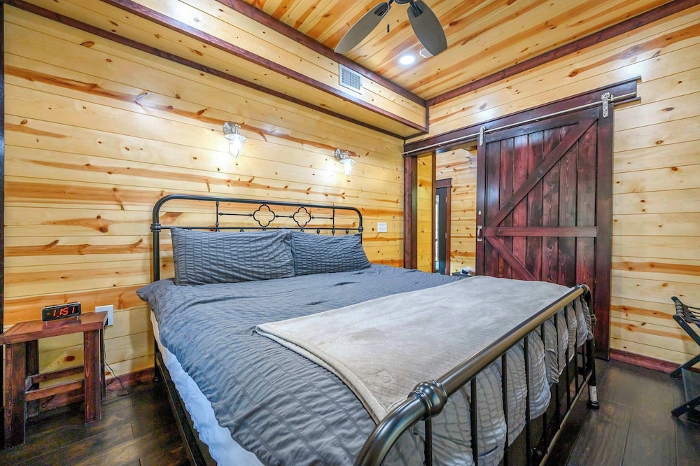 Feelin' Froggy Cabin for 11