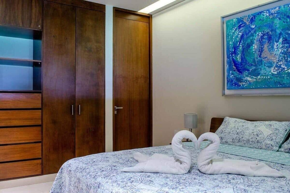 1 Br. Steps From the Beach Roof W/ocean View