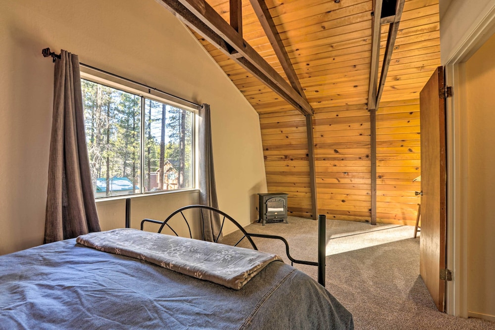 4-season Tahoe Hideaway: 1 Block to Biking! view 4