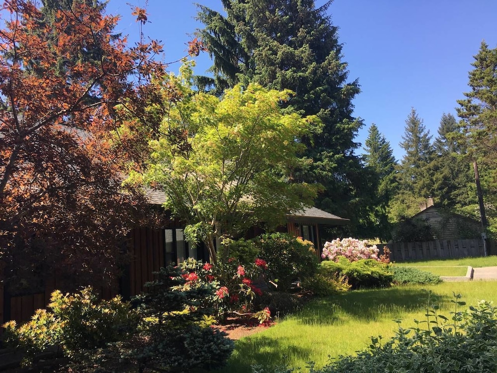 B - Sechelt Private Coastal Home