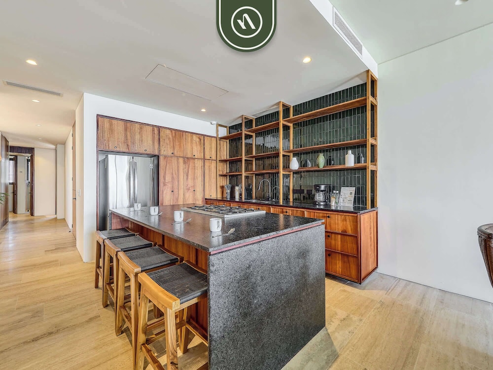 Luxury 4BR Oceanfront Condo - Private Beach - Pool