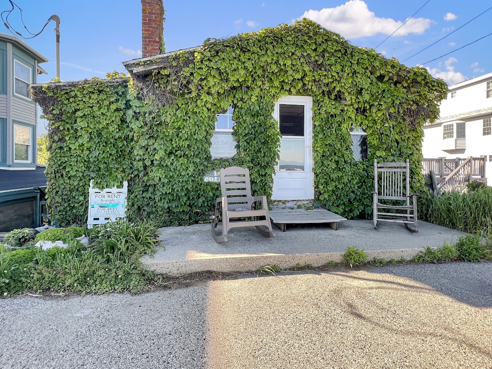 Ocean Front! Rustic Cottage Steps Away From Nubble Lighthouse And Long Sands Beach Ivy Cottage-y853 2 Bedroom Home by Redawning view 5