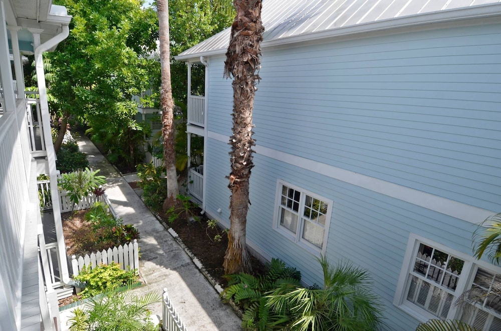 Bahamian Reed by Avantstay Walk to Everything w Community Pool Week Long Stays Only