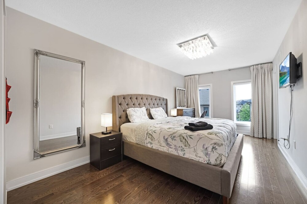 Family-friendly 3BR Mississauga Home w Parking