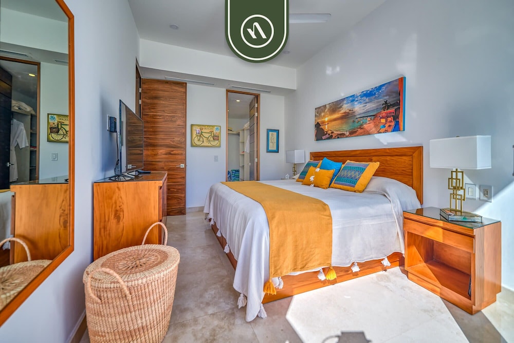 Luxurious 2 BR Condo - Oceanfront - Infinity Pools