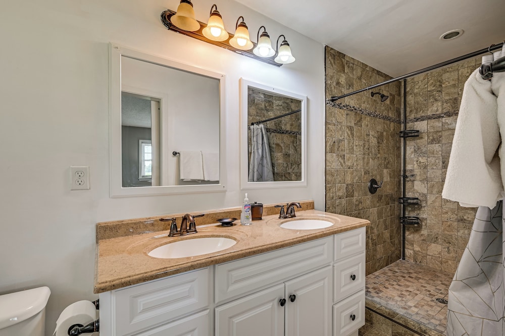 Golf Course Views & Games Galore - Vine Grove Gem!