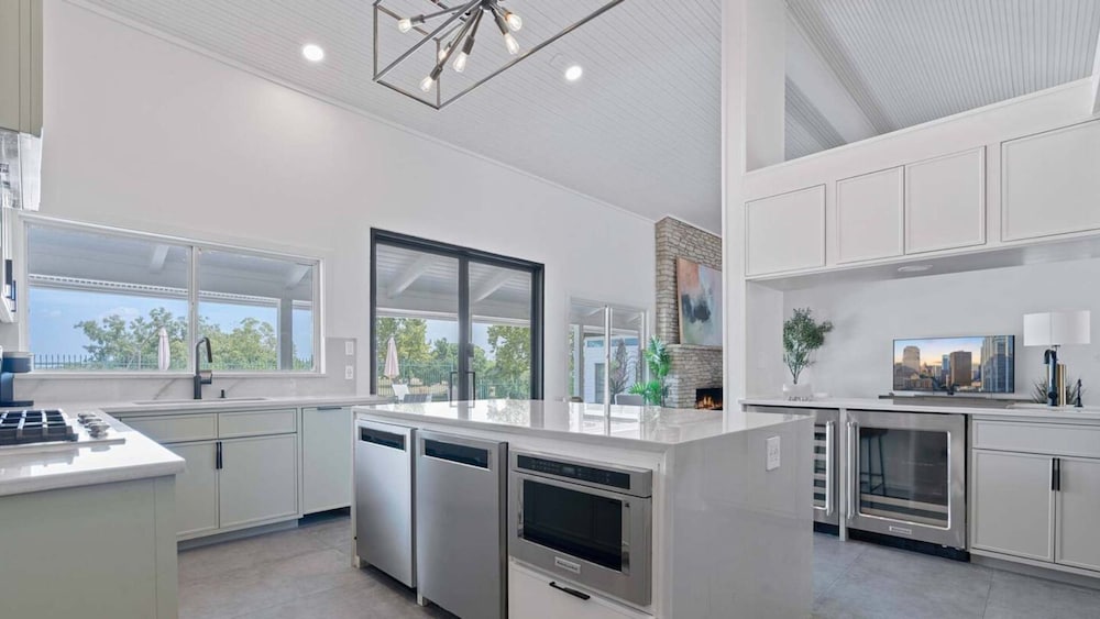 Luxurious Modern Retreat With Private Pool Patio