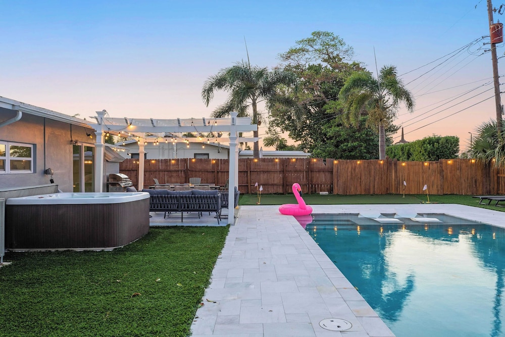 Pool, Hot Tub & Putting Green Near Deerfield Beach Oasis on Fourth by Avantstay