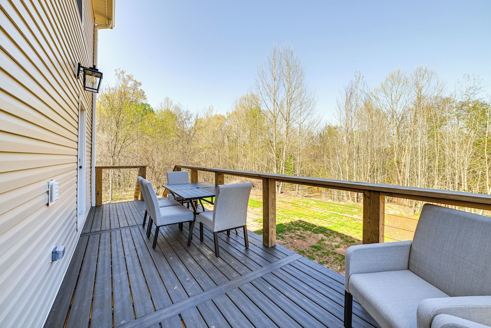 4 Mi to Lake Barkley: Pet-friendly Home w/ Hot Tub