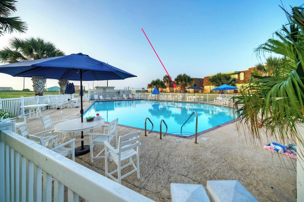 Steps to Sandfest 2 Condos in Beachfront Complex w/ Pool, Pickleball/tennis