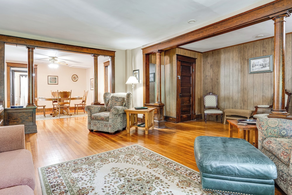 3 Mi to Dtwn Indy: 20th-century Apt w/ Fenced Yard