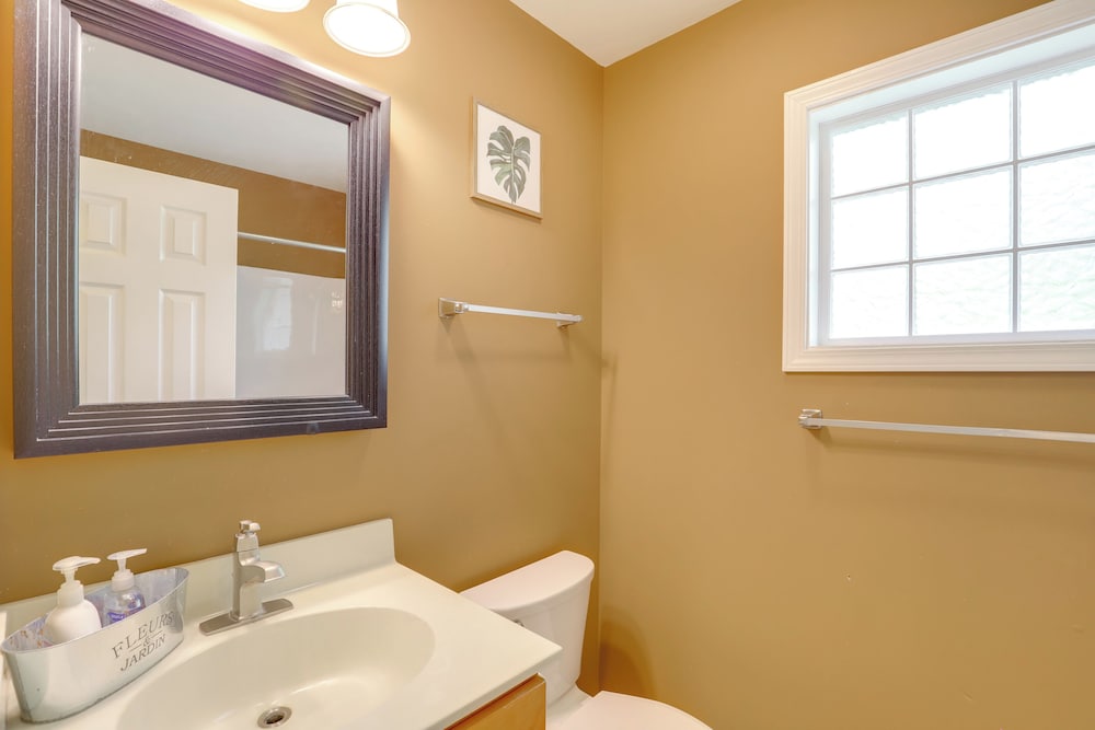 Family Home w/ Game Room, 3 Mi to Dtwn Asheville!