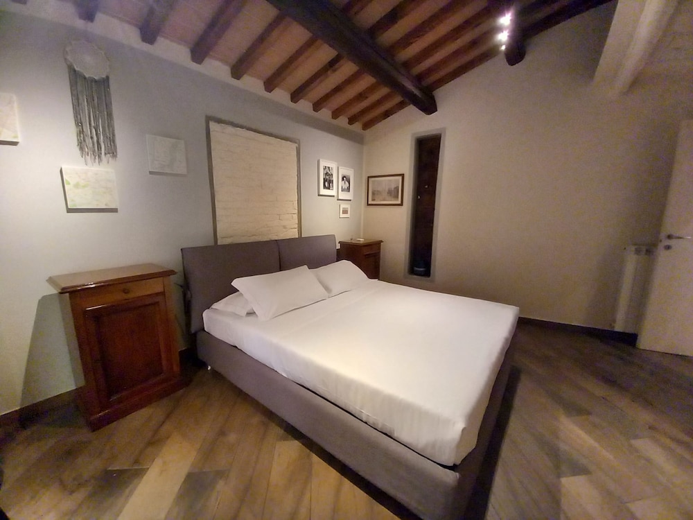 Leone in Firenze With 1 Bedrooms and 1 Bathrooms