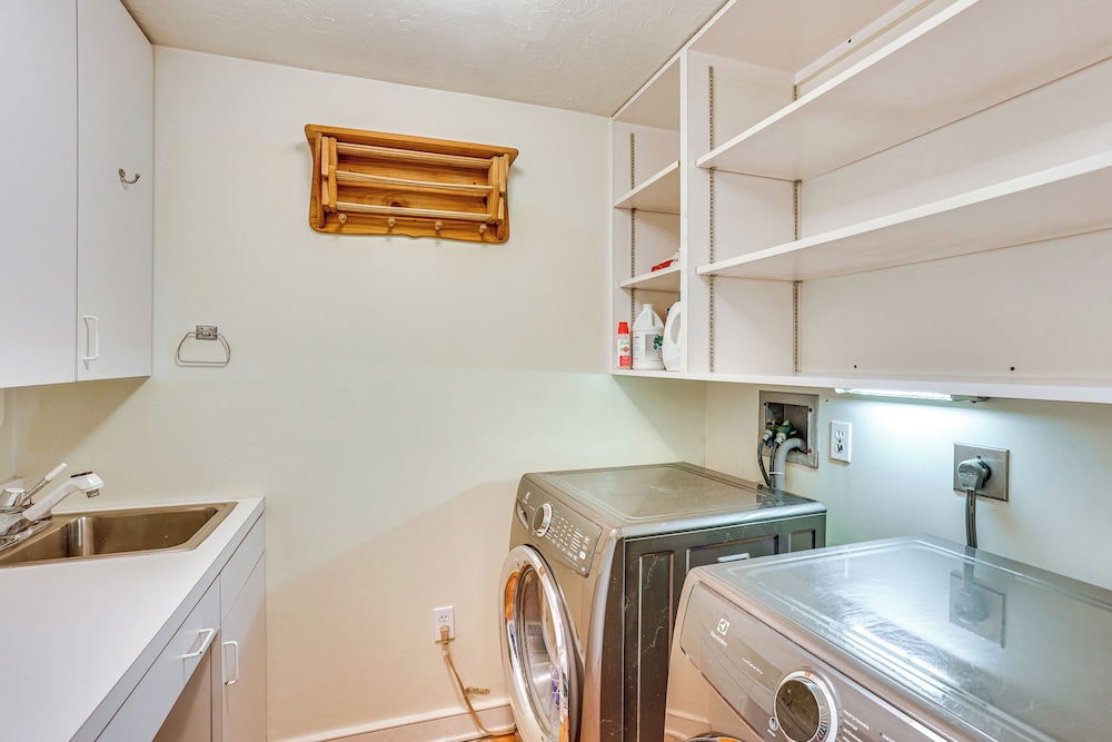 8 Mi to Reading: Spacious Farmhouse Retreat!