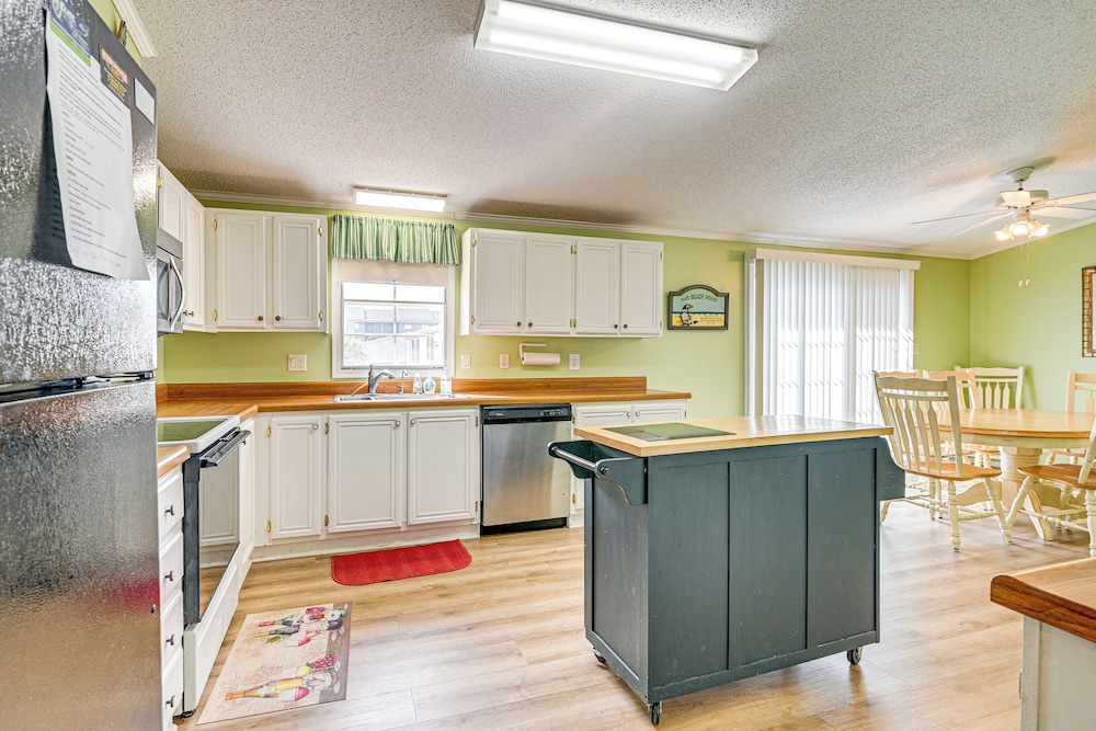 Walk to Surfside Beach: Home w/ Pool Access