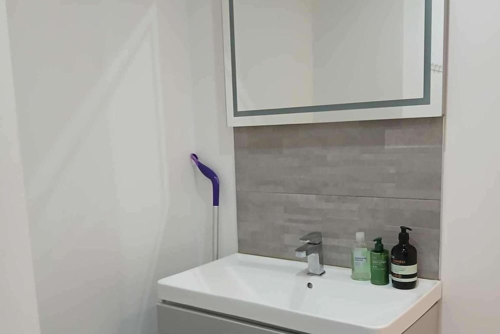 2 Bed-sleeps 5- Street Parking-3 Min to Beach