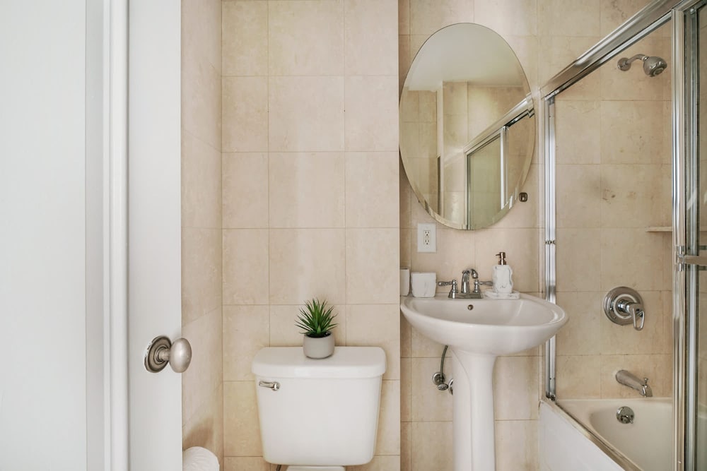73-508 New 1BR 1bth UWS Doorman Gym