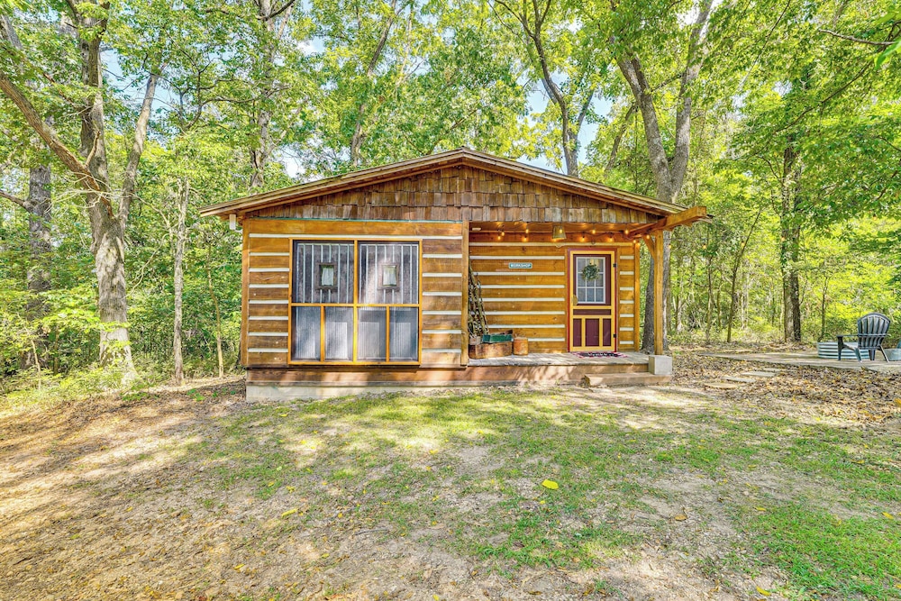 Unique Eureka Springs Cabin: Deck & Forest Views!