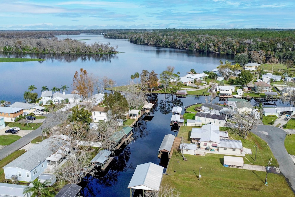 Sunny Waterfront Welaka Home w/ Private Dock! view 5