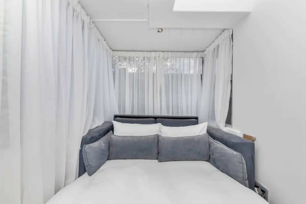 Spacious Loft Apartment Facing Table Mountain view 2