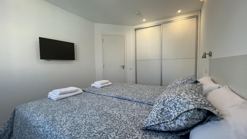 Renovated Apartment by the Beach and Yumbo Centre