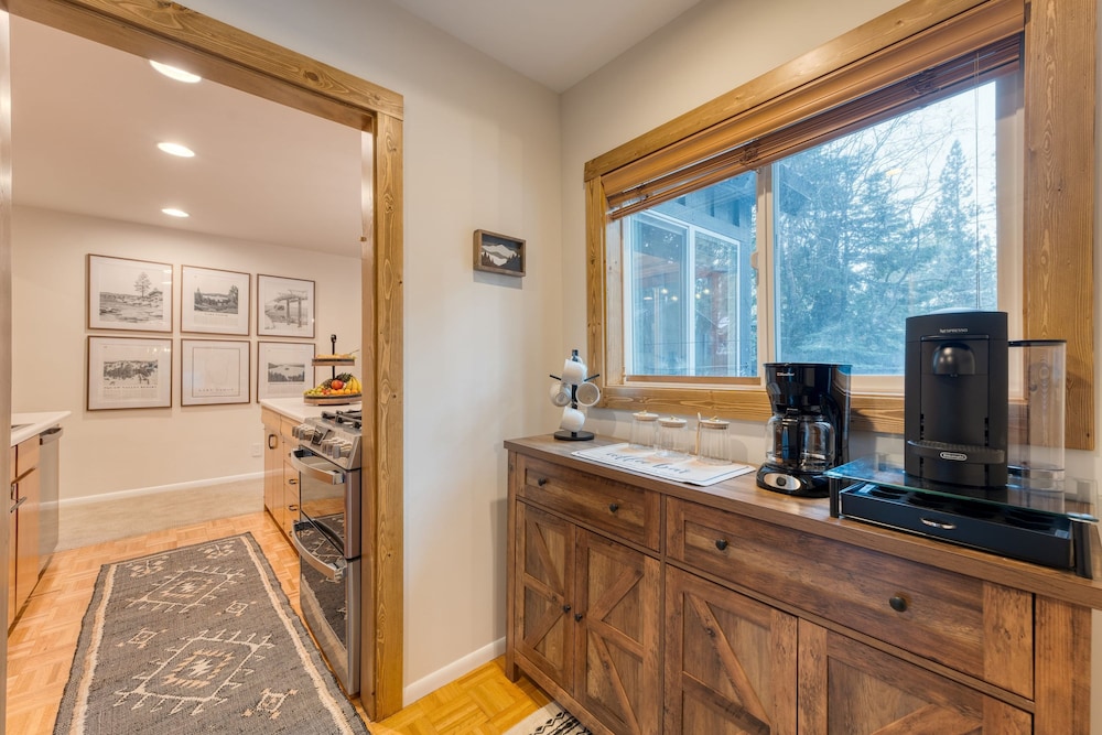 Westlake Cabin by Avantstay Hot Tub Near Skiing Walk to Restaurants Lake