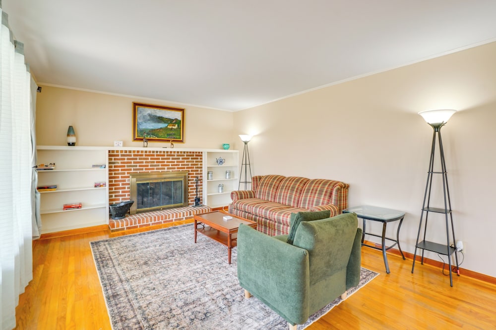 2 Mi to Town: Rustic East Tennessee Home!