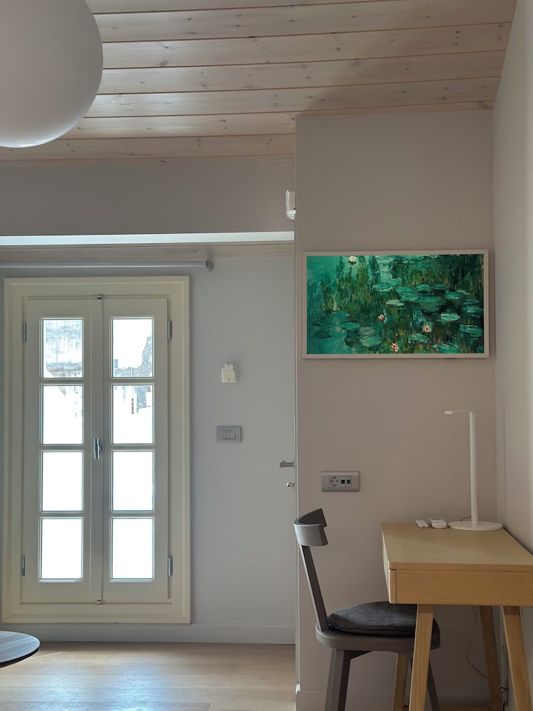 Amalie Suites