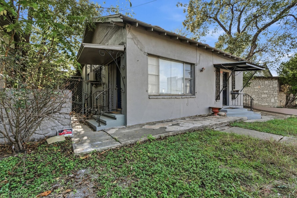 Bright 2BR Duplex Mins to Downtown San Antonio