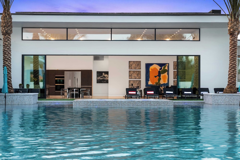 Sleeps 26 Pool, Hot Tub, Pickleball & Putting Green Bravo Villa #12 by Avantstay
