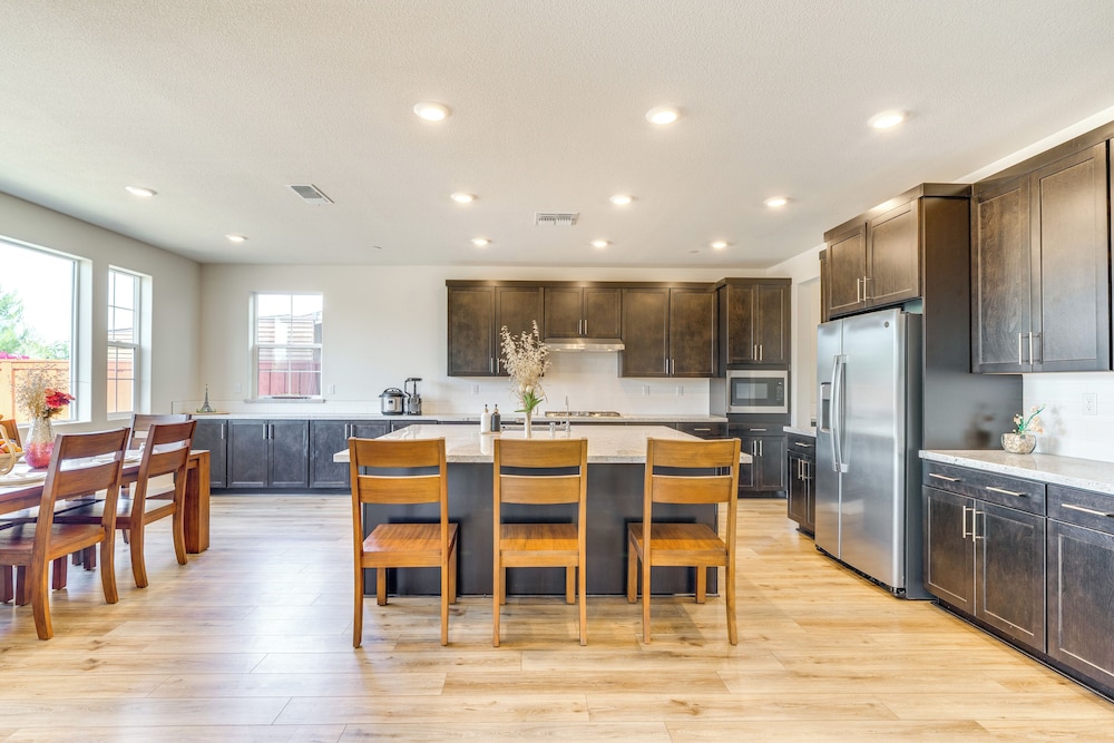 Pool Paradise: Spacious Tracy Home w/ Yard!