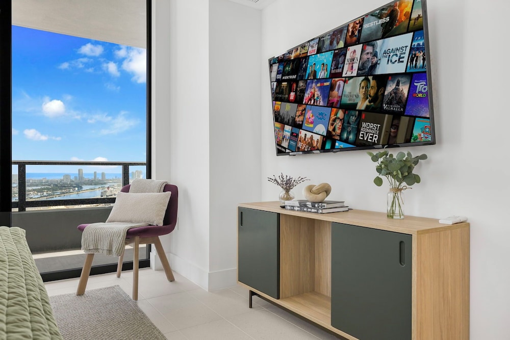 Experience Luxury & Bayfront Views