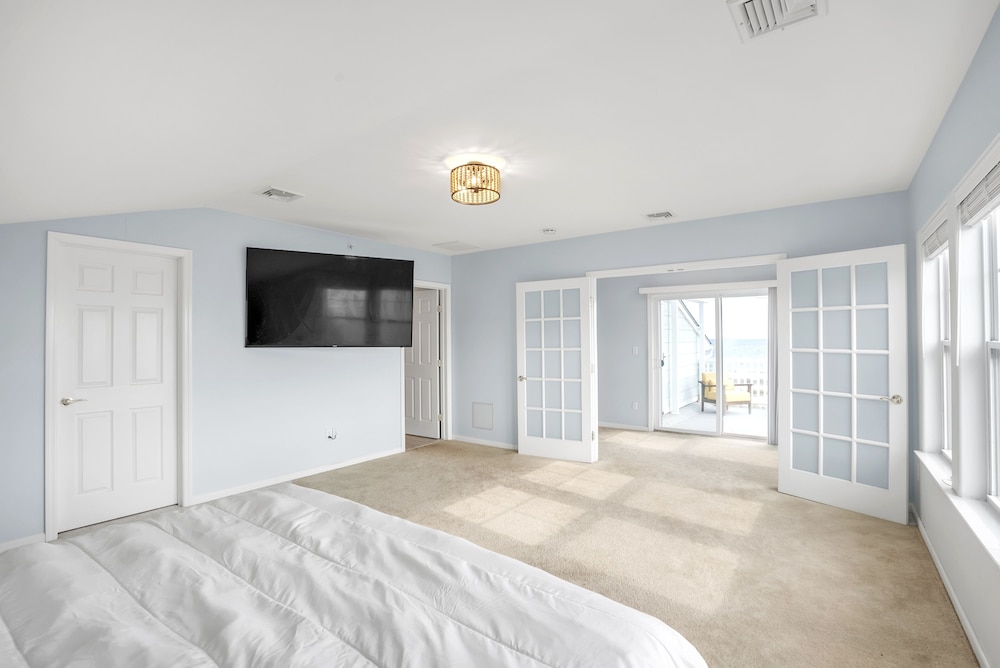 Stunning Beachfront Queens Getaway 4 Bedroom Townhouse by RedAwning view 5